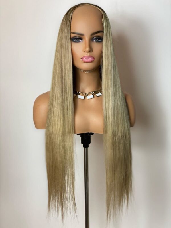 Carla U part wig golden blonde sur tête mannequin.