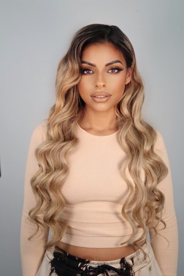 U part wig, Cheveux blond wavy pour femme.